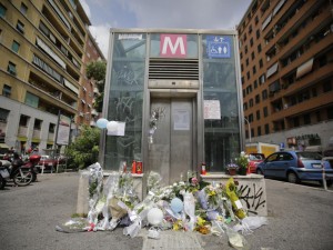 INCIDENTE IN METRO, IL DIPENDENTE ATAC IN GINOCCHIO DALLA MAMMA DI MARCO - 12/07/2015