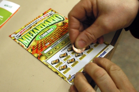 IL PADRE RESTA SENZA LAVORO, LA FIGLIA VA IN TABACCHERIA E SUCCEDE QUALCOSA DI INASPETTATO - 30/08/2015