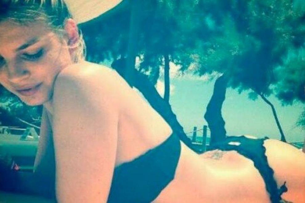 VIENE PAPARAZZATA AL MARE ED ECCO IL DETTAGLIO HE NON SFUGGE A NESSUNO - 30/08/2015