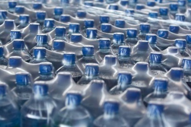 BIMBA DI 2 ANNI BEVE ACQUA DA UNA BOTTIGLIETTA, POI IL DRAMMA - 06/09/2015