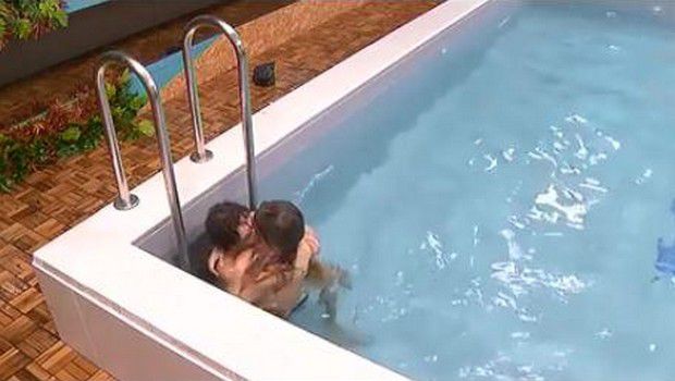 GF14 , E' SCANDALO HARD: BARBARA E MANFREDI HANNO UN RAPPORTO IN PISCINA. BUFERA SU TWITTER - 13/10/2015