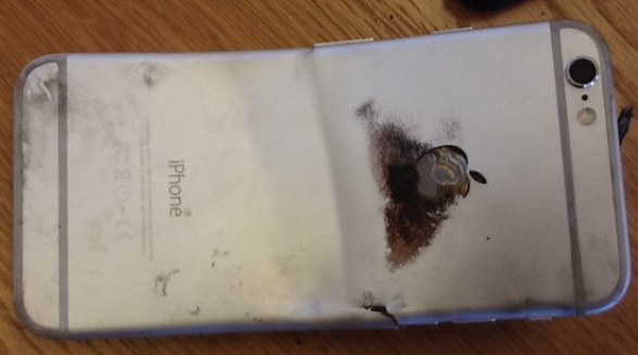 L'IPHONE 6 SI PIEGA E PRENDE FUOCO IN TASCA, IL PROPRIETARIO RESTA USTIONATO - VIDEO - 20/10/2014