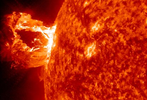 ERUZIONE DA RECORD PER IL SOLE: 3 ORE DI FILA. E SCATTA L'ALLARME PER DOMENICA 25 OTTOBRE - 24/10/2015