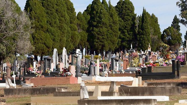 VA A FAR VISITA ALLE TOMBE DEI SUOI CARI: RESTA CHIUSA NEL CIMITERO - POI LA TERRIBILE TRAGEDIA - 11/11/2015