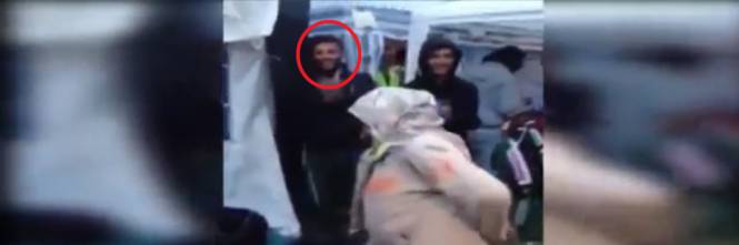IL RETROSCENA SU UNO DEI TERRORISTI DI PARIGI: ECCO IL KAMIKAZE CHE BALLA COI PROFUGHI - VIDEO - 16/11/2015