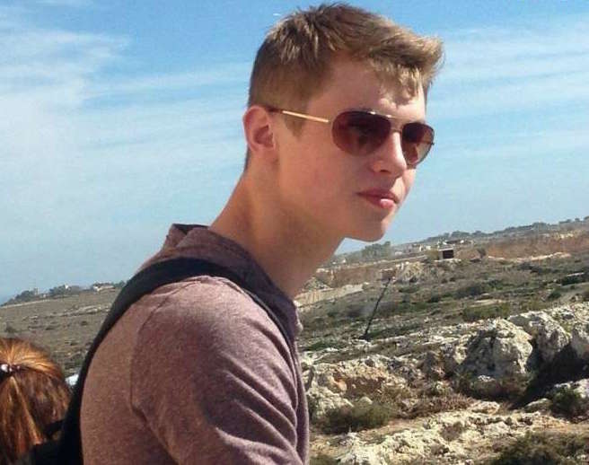 DICIOTTENNE SI UCCIDE IMPICCANDOSI. IL MOTIVO LASCIA I SUOI GENITORI SOTTO SHOCK - 24/11/2015
