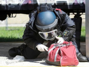 ALLARME BOMBA A TORRE ANNUNZIATA - BOMBA AL PLASTICO IN UNA SCUOLA - 25/11/2015