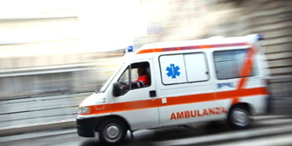 UOMO GETTA ACIDO SULLA FOLLA. QUATTRO FERITI: PANICO TRA I PASSANTI - 29/11/2015