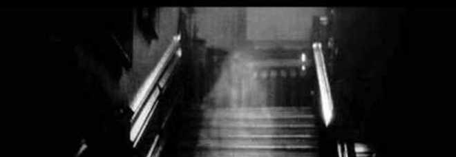 GRAFFIATA PER UN MESE NEL LETTO DAL 'FANTASMA': QUELLO CHE SCOPRE HA DELL'INCREDIBILE - GUARDA - 10/12/2015