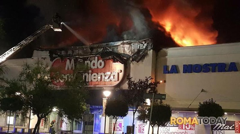 ROMA - INCENDIO AL CENTRO COMMERCIALE: NEGOZI IN FIAMME E DIVERSI INTOSSICATI - 24/12/2015