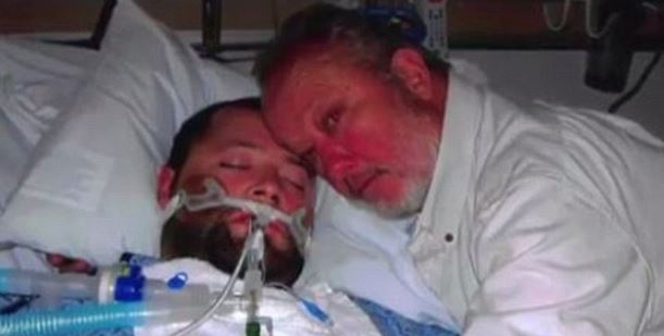 'NON STACCATE LA SPINA A MIO FIGLIO', PRENDE IN OSTAGGIO I MEDICI POI ACCADE QUALCOSA DI INCREDIBILE - 24/12/2015