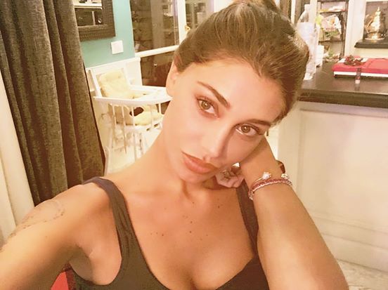 BELEN E STEFANO: LA SHOWGIRL SI PENTE E PRENDE UNA DRASTICA DECISIONE - 24/12/2015
