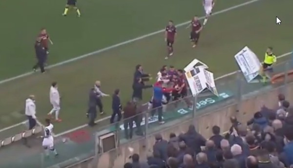 SALERNITANA - CAGLIARI, VERGOGNOSO: SCOPPIA IL CAOS CON RISSA - VIDEO - 25/12/2015