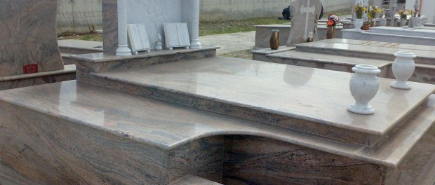 SCOPERCHIANO UNA TOMBA AL CIMITERO: LA SCOPERTA CHE GLI CAMBIA LA VITA - 26/12/2015