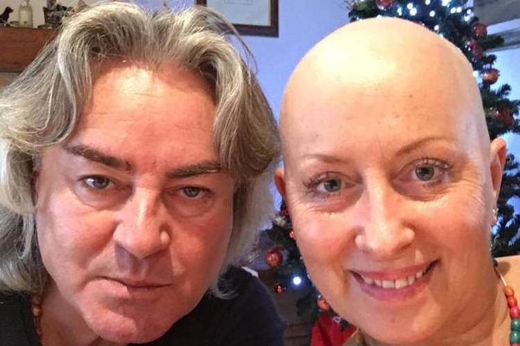 CAROLYN SMITH E LA LOTTA CONTRO IL MALE CHE LA STA CONSUMANDO. LA FOTO COMMUOVE IL WEB - 07/01/2016