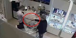 IL COLPO ALLA ''BONNIE E CLYDE'' - IL GIOIELLIERE E LA STRETTA DI MANO AL RAPINATORE: ''STAVA SOLO CERCANDO DI SALVARSI LA PELLE'' - 29/01/2016