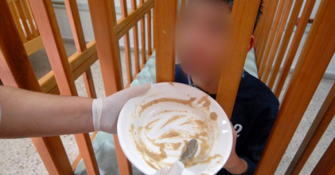 BAMBINI MALATI E DISABILI TENUTI IN GABBIA: IL REPORTAGE CHOC - 08/01/2015
