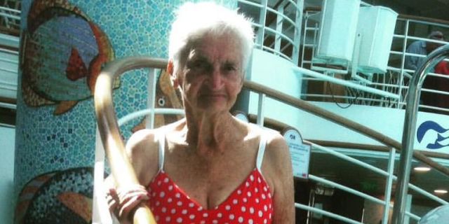 IRENE, 90 ANNI, SE NE FREGA E INDOSSA IL BIKINI: ''DOVREI VERGOGNARMI? NON HO RUBATO NE' UCCISO NESSUNO'' - 10/04/2016