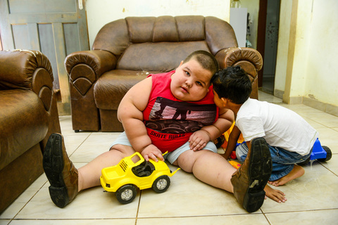 HA SOLO 5 ANNI E PESA 76 KG: SOFFRE DELLA SINDROME DELL'APPETITO INFINITO - 11/04/2016