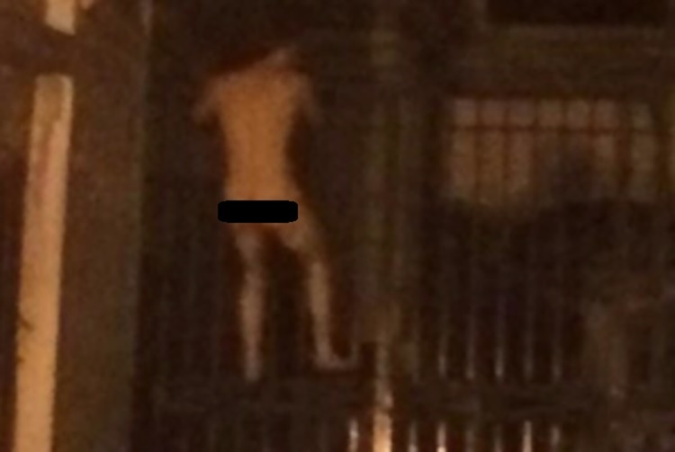 UOMO NUDO IN PIENO CENTRO! E' SUCCESSO IN ITALIA, UN PAESE IN DELIRIO - FOTO - 13/04/2016