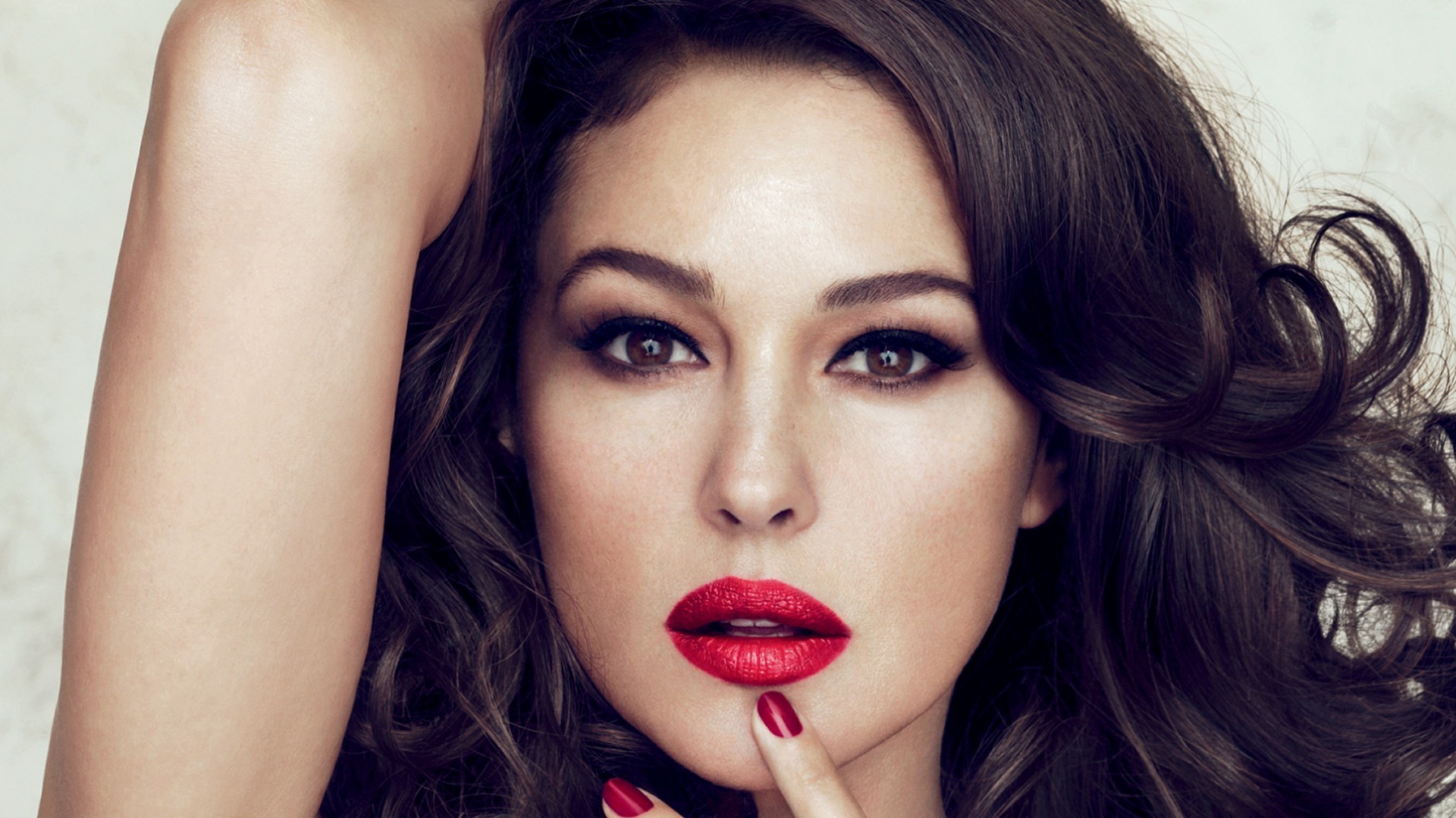 MONICA BELLUCCI COME NON L'AVETE MAI VISTA, IRRICONOSCIBILE - FOTO - 17/04/2016