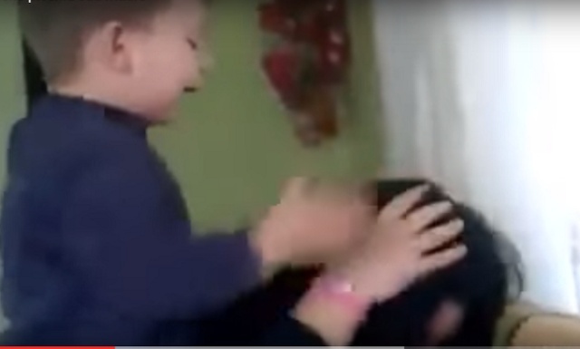 BIMBO PICCHIA LA MAMMA MA NESSUNO LO FERMA, SCOPPIA L'INDIGNAZIONE - VIDEO - 06/06/2016