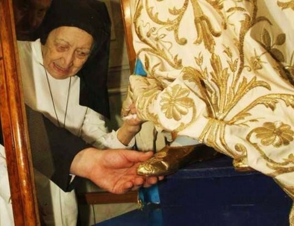 LA MADONNINA CHE VA A VISITARE I BAMBINI: ''LE SUE SCARPE SI CONSUMANO'' - 16/06/2016