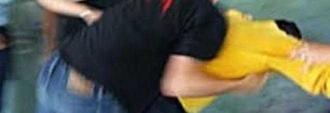 STUPRATO A 17 ANNI A TURNO DA QUATTRO UOMINI: ABUSI FILMATI COL TELEFONINO - 19/07/2016