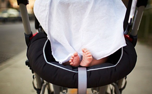 NON METTETE UN LENZUOLO SUL PASEGGINO DEI BIMBI D'ESTATE: E' MOLTO PERICOLOSO - 24/07/2016