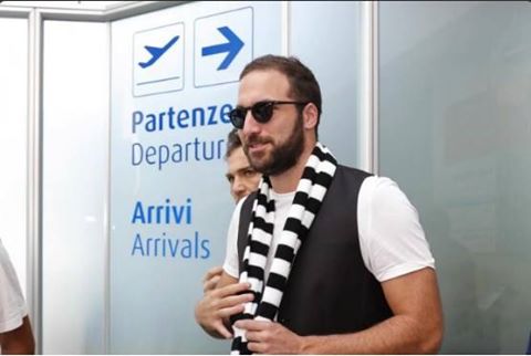 UN TIFOSO GRIDA A GONZALO HIGUAIN: ''FORZA NAPOLI'' - ECCO LA REAZIONE DEL GIOCATORE - 26/07/2016