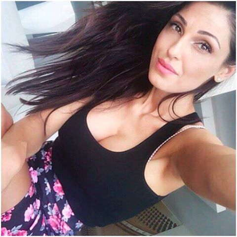 ANNA TATANGELO CHE FIGURACCIA IN SPIAGGIA: LA CANTANTE SI MOSTRA IN SPIAGGIA COSI' E IL RISULTATO E' NEGATIVO - 28/07/2016