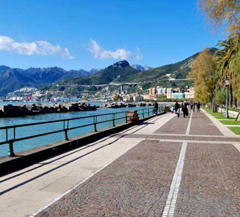 STANNO INVADENDO IL LUNGOMARE DI SALERNO: FAMIGLIE IN FUGA - 01/08/2016