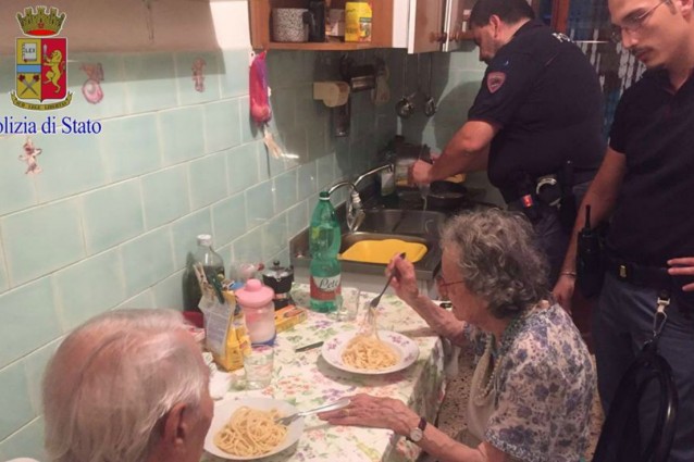ROMA - AGENTI CUCINANO LA PASTA AL BURRO E PARMIGIANO PER DUE ANZIANI SOLI - LA STORIA FA IL GIRO DEL MONDO - 04/08/2016