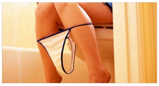 DOPO AVER DEFECATO SENTE QUALCOSA DI STRANO TRA LE GAMBE, POI L'INCREDIBILE SCOPERTA - 04/08/2016