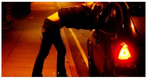 ARRESTATI 3 SETTANTENNI: ECCO COSA FACEVANO FARE A UNA RAGAZZINA DI 13 ANNI - 04/09/2016