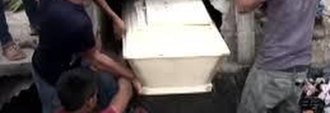 SENTE GRIDA DALLA TOMBA, FIDANZATO DISSEPPELLISCE LA BARA DELLA RAGAZZA 16ENNE: ''VOLEVA LIBERARSI'' - 05/09/2016