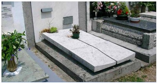 VIOLENTA UNA DONNA SULLA TOMBA DEL FIGLIO, POI LA SCENA SHOCK AL CIMITERO - 08/09/2016
