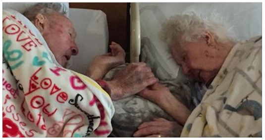 DONNA DI 97 ANNI STA MORENDO: IL MARITO LE STRINGE LE MANI NELLE ULTIME ORE DI VITA - 08/09/2016