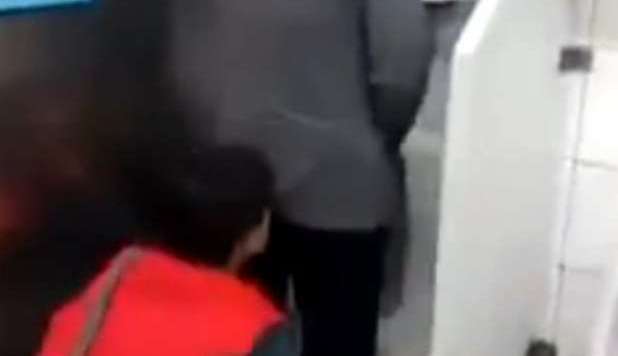 'ANNUSA' I FONDOSCHIENA NEI BAGNI: MANIACO ARRESTATO - VIDEO - 08/01/2013