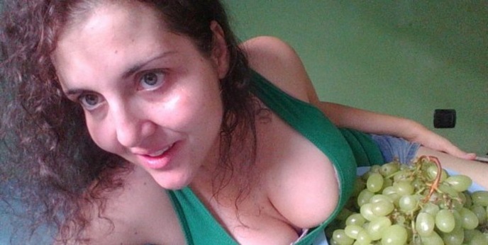 MANGIA SOLO FRUTTA E BEVE LA PROPRIA URINA: LA DIETA DI PAMELA, MAMMA DI DUE BIMBE - 15/09/2016