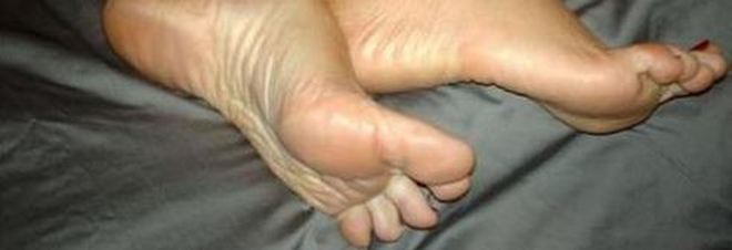 PIEDI FUORI DALLE COPERTE MENTRE SI DORME: ECCO PER QUALE MOTIVO LO FACCIAMO - 20/09/2016