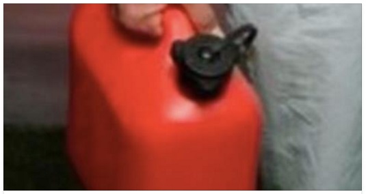 ROMA -VUOLE DAR FUOCO ALLA EX CON UNA TANICA DI BENZINA: LA SCENA SHOCK IN STRADA - 21/09/2016