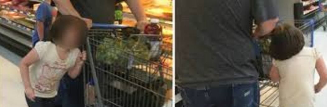 LEGA I CAPELLI DELLA SUA BIMBA AL CARRELLO E LA TRASCINA IN GIRO PER IL MARKET: ''LEI LO PREGAVA DI SMETTERE'' - 22/09/2016