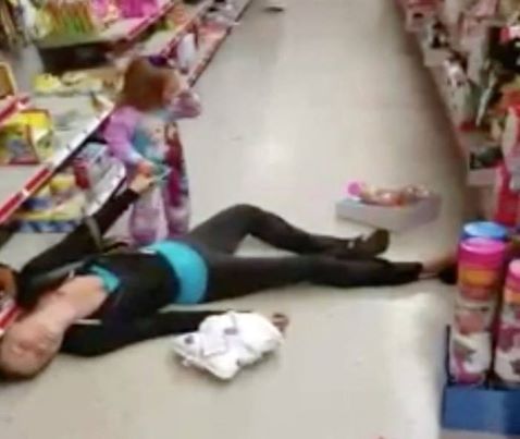 LA MADRE CROLLA AL SUPERMERCATO PER OVERDOSE, LA FIGLIA DI 2 ANNI TENTA DI RIANIMARLA - VIDEO SHOCK - 22/09/2016
