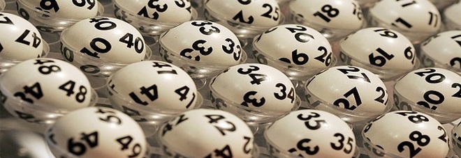 CLIENTE MALEDUCATO GLI RUBA IL POSTO IN FILA, LUI COMPRA IL BIGLIETTO GIUSTO DELLA LOTTERIA E VINCE 1 MILIONE - 28/09/2016