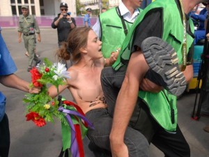 Le attiviste di 'Femen' nude in Piazza San Pietro durante l'Angelus del Papa  - video - 14/01/2013