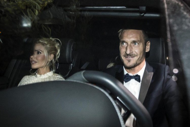 INCIDENTE ALLA FESTA DI TOTTI: GLI OCCHI SONO TUTTI PER ILARY E LE ESCE UN SENO DAL VESTITO - FOTO - 28/09/2016