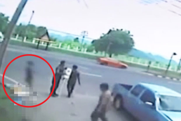 L'ANIMA LASCIA IL CORPO DOPO L'INCIDENTE MORTALE: LA SAGOMA NERA ALEGGIA IN UN VIDEO - 06/10/2016