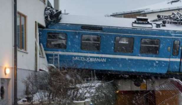RUBA IL TRENO E SI SCHIANTA SU UNA CASA: TRAGEDIA SFIORATA - 15/01/2013
