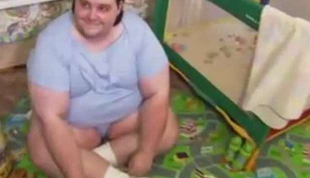 A 31 ANNI, MA VIVE COME UN NEONATO: TRA BIBERON, TUTINE E GIOCATTOLI - 02/07/2012